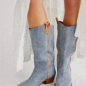 ISO 🆘 We The Free - Montage Tall * Boots Western Style Size 8 Croc Blue